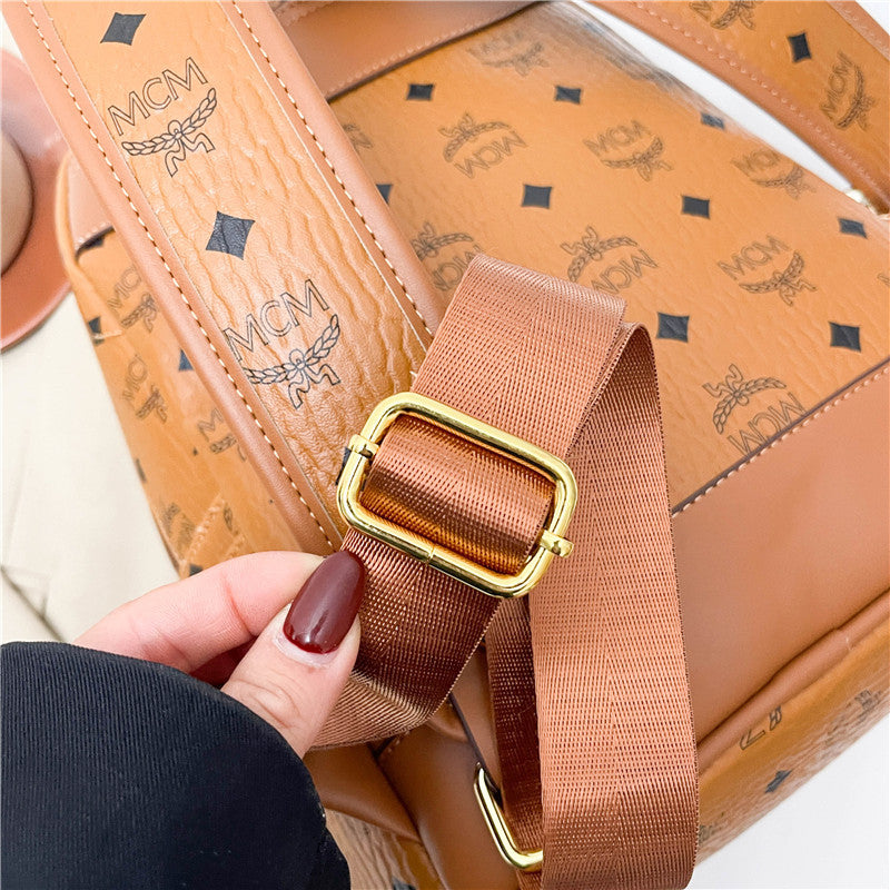 High - end genuine leather texture women's bag, large - capacity soft leatherbag Wide shoulder straps and matte leather backpacks create a retro and relaxed look