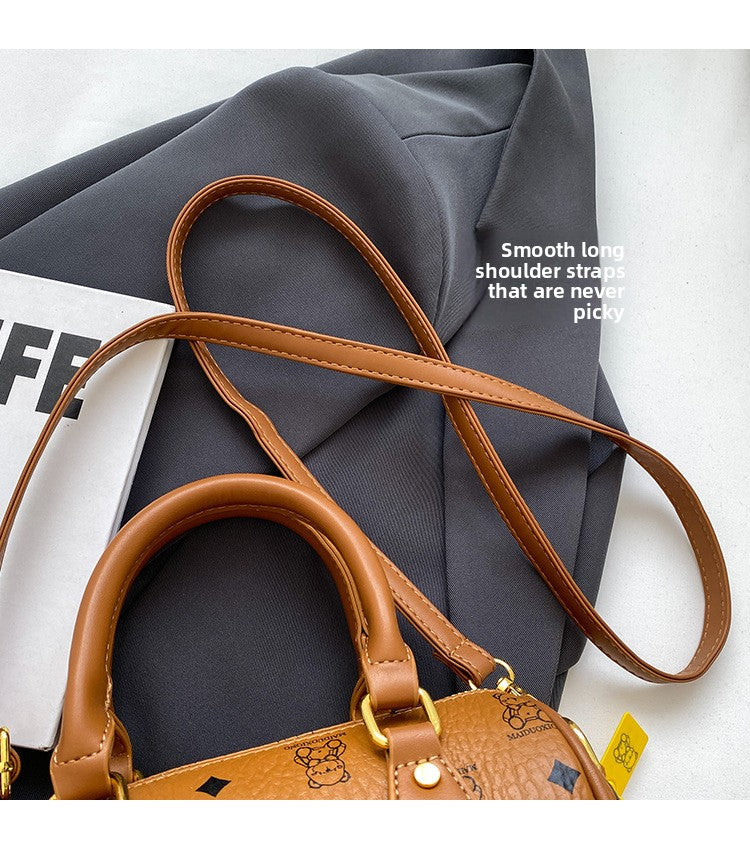 A high-end, niche and light luxury bag. Fashionable and retro single-shoulder crossbody bag, stylish hand-held Boston