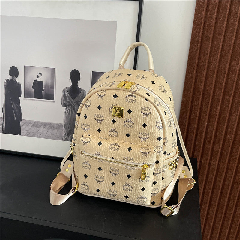 High - end genuine leather texture women's bag, large - capacity soft leatherbag       Wide shoulder straps and matte leather backpacks create a retro and relaxed look