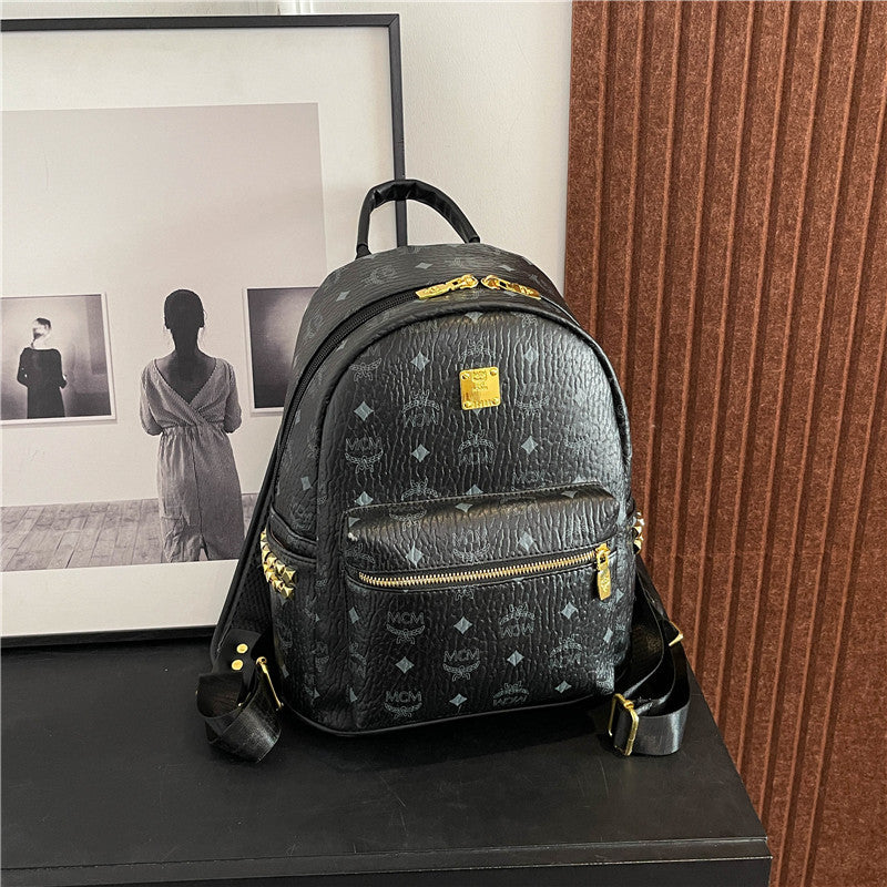 High - end genuine leather texture women's bag, large - capacity soft leatherbag       Wide shoulder straps and matte leather backpacks create a retro and relaxed look